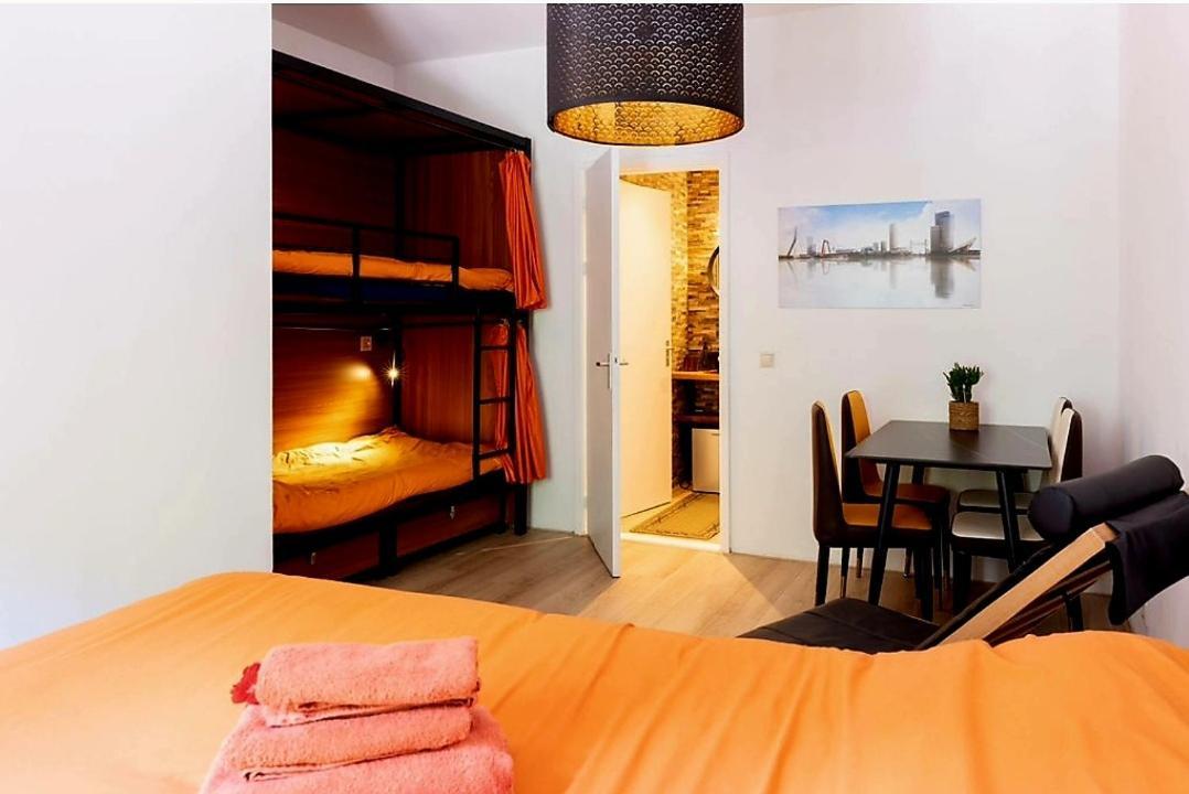 Recharge Hostel Rotterdam Bagian luar foto