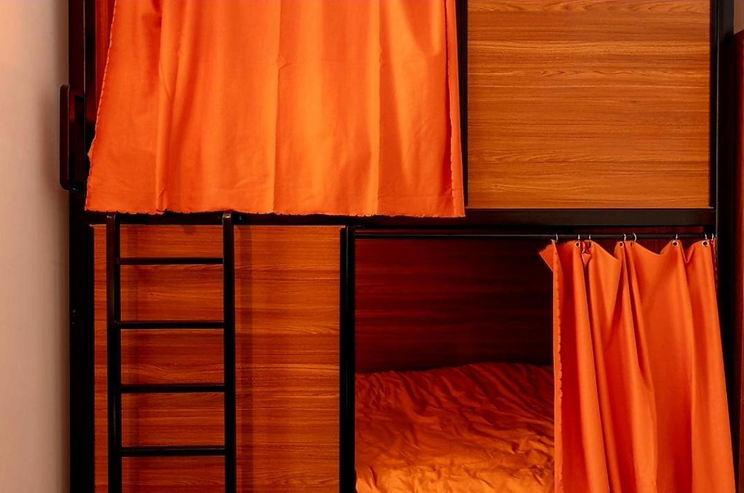 Recharge Hostel Rotterdam Bagian luar foto