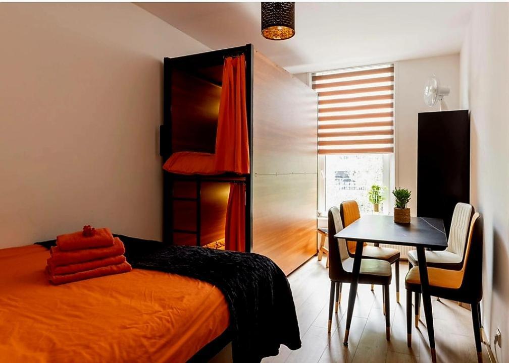 Recharge Hostel Rotterdam Bagian luar foto